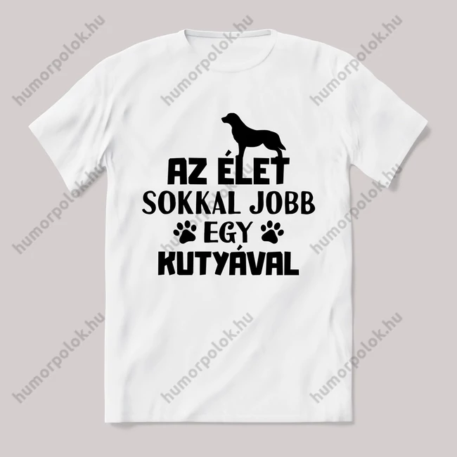 Az élet sokkal jobb egy kutyával. Feliratos fehér póló.