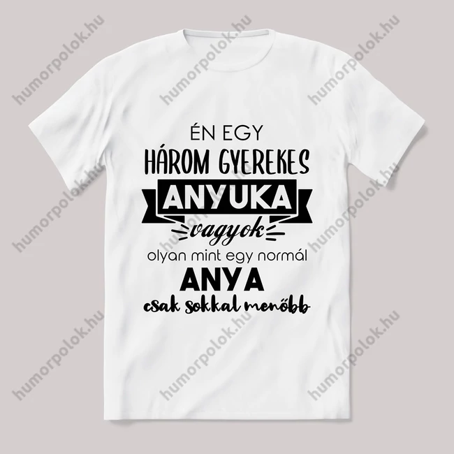 Menő három gyerekes anyuka vagyok. Feliratos fehér póló.