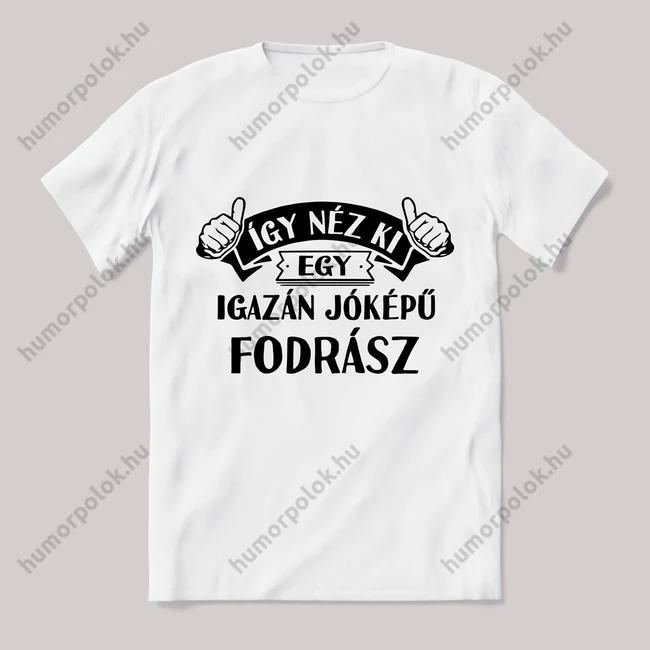 Így néz ki egy jóképű fodrász. Feliratos fehér póló.