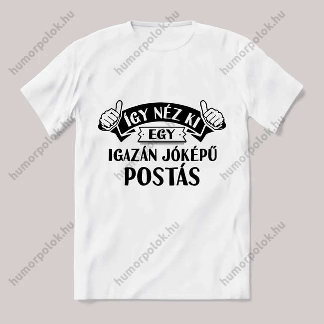 Így néz ki egy jóképű postás. Feliratos fehér póló.