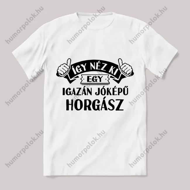 Így néz ki egy jóképű horgász. Feliratos fehér póló.