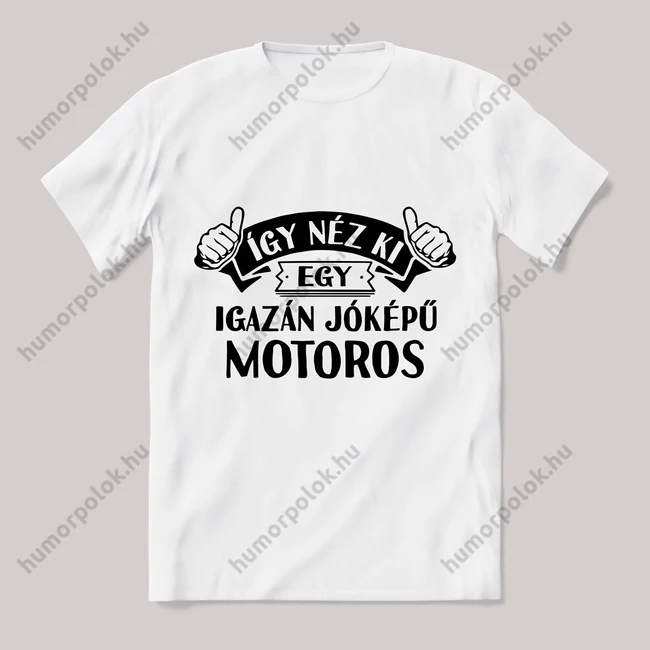 Így néz ki egy jóképű motoros. Feliratos fehér póló.