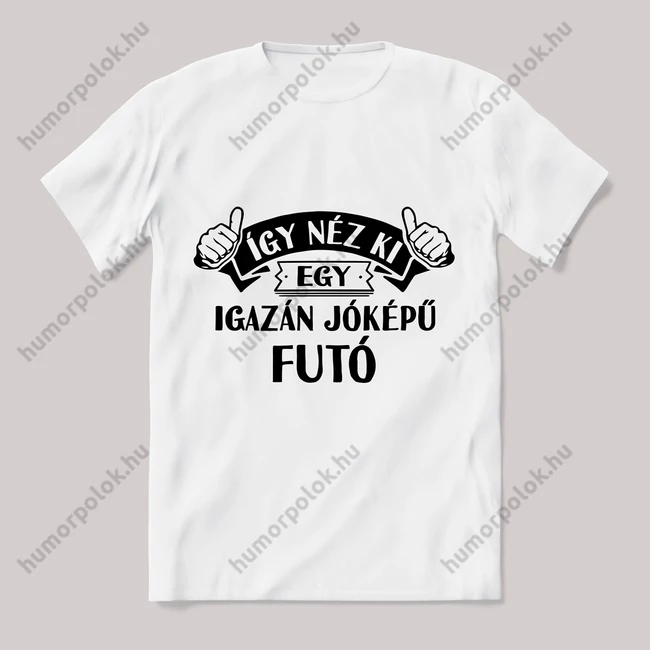 Így néz ki egy jóképű futó. Feliratos fehér póló.