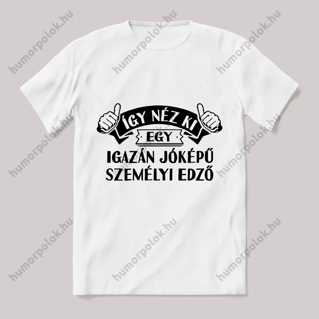 Így néz ki egy jóképű edző. Feliratos fehér póló.