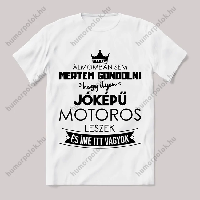Ilyen jóképű motoros leszek. Feliratos fehér póló.
