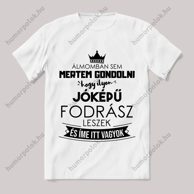 Ilyen jókű fodrász leszek. Feliratos fehér póló.