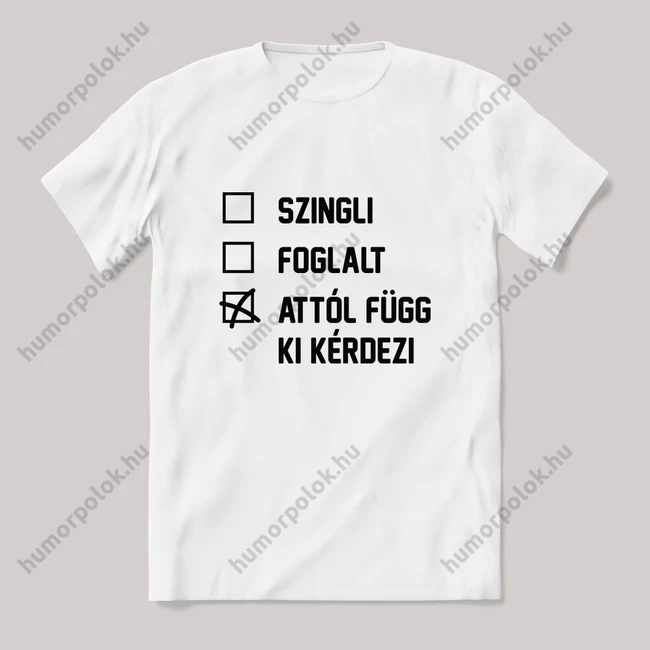 Szingli, foglalt, attól függ ki kérdi. Feliratos fehér póló.