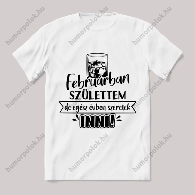 Februárban születtem de, szeretek inni.  Feliratos fehér póló.