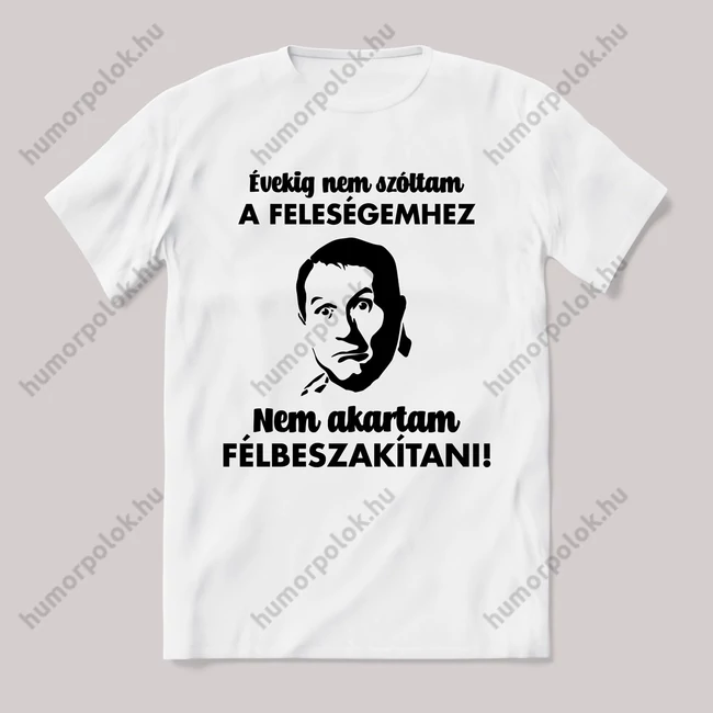 Évekig nem szóltam a feleségemhez, nem akartam félbeszakítani. Feliratos fehér póló.