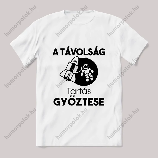 Távolság tartás győztese. Feliratos fehér póló.