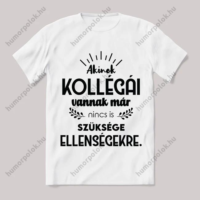 Akinek kollégái vannak,már nincs is szüksége ellenségekre. Feliratos fehér póló.