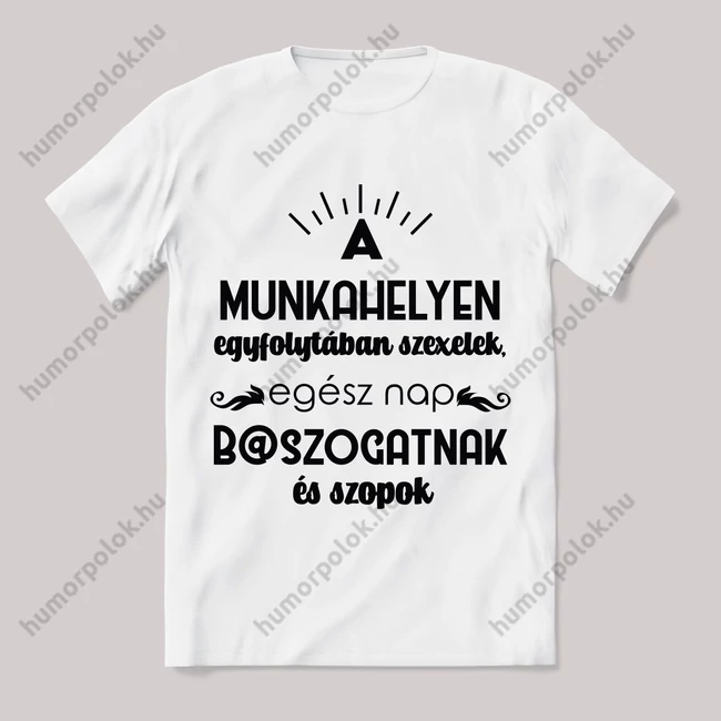 A munkehelyen egyfolytában szexelek. Feliratos fehér póló.