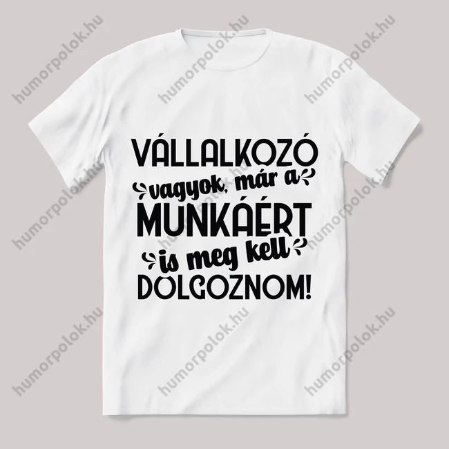 A munkehelyen egyfolytában szexelek. Feliratos fehér póló.