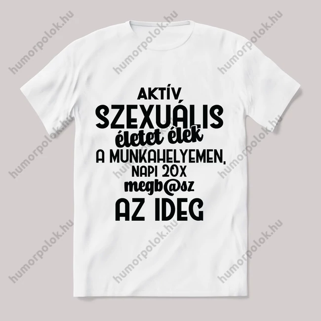 A munkehelyen egyfolytában szexelek. Feliratos fehér póló.